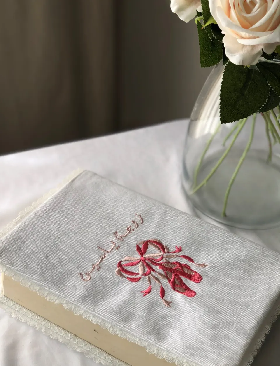 Protège livre en coton blanc, broderie ballerines rose poudré et rose corail.